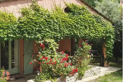 Image de Maison sur les collines entre mer et montagne, piscine, jardin.