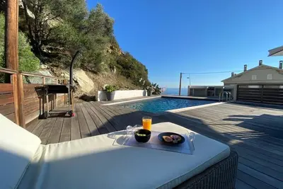 Image de Haut de villa avec piscine au bord de la mer