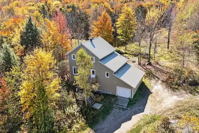 Image de 2 Acre Nature Retreat w/ Private Lake, Fireplace, Snowshoeing, 90 km from Mtl