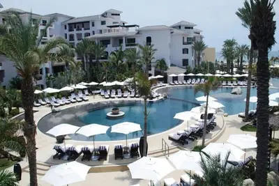 Image de 2 Modern King Suites w/ Kitchen & Pool View Balcony – Close to Plaza Mijares