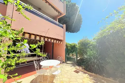 Image de Appartement résidence terrasse- parking- 10 min a pied de la plage des Sablettes