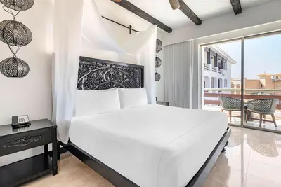 Image de Luxurious 2br Suite w/ Private Balcony – Tranquil Oasis with Full Kitchen