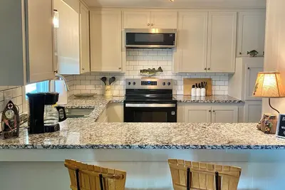 Image de 12 Acre Pond House Cottage in Chesterfield - come fish and paddle board! 2br/2b