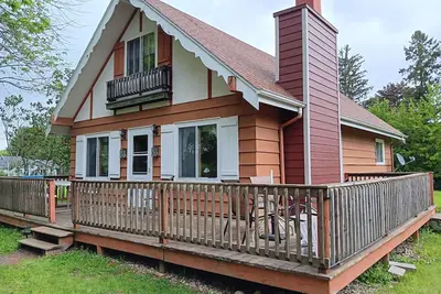 Image de Sunny 4-bedroom Hummingbird Chalet with public swim access to Green Lake