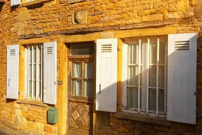 Image de L'instant Doré, en beaujolais, petit cocon entre pierres et vigne!