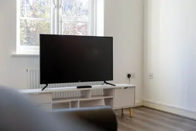 Image de Modern Home, Ideal for Contractors, Free Parking.