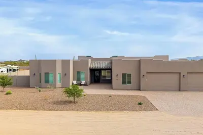 Image de \nSanta Fe-style 5-bedroom custom home on 1. 3 acres - Mountain View’s!