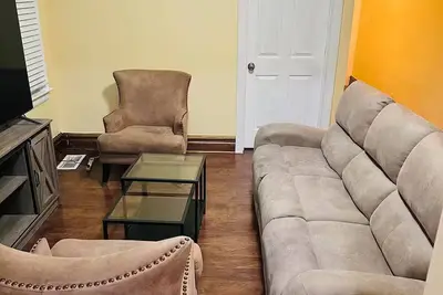 Image de Contemporary Comfort in Prime Location