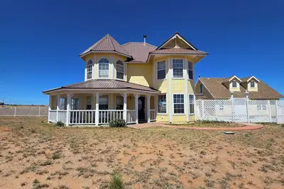 Image de Pet-friendly 3-bedroom house in perfect Elgin with cool Ac and charm.