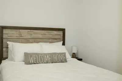 Image de Elevated Urban Retreat • Sleeps 6 + Pet