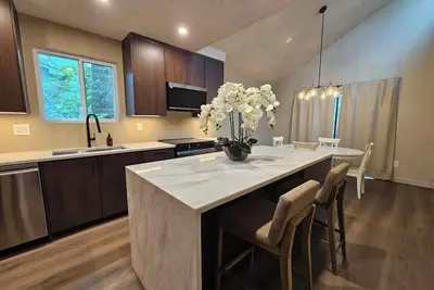 Image de Chic 2 bedroom, 2 bathroom with high ceilings, natural light and balcony