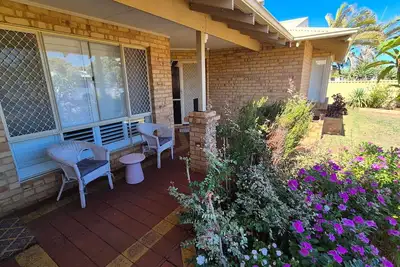 Image de Welcome to your coastal getaway! Sleeps 5, includes a work space & pet friendly