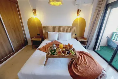 Image de La bohème ensoleillée chic au coeur de la ville rouge avec piscine