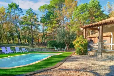 Image de Charmante maison à Tourettes avec piscine privée, utilisable à l'intérieur.