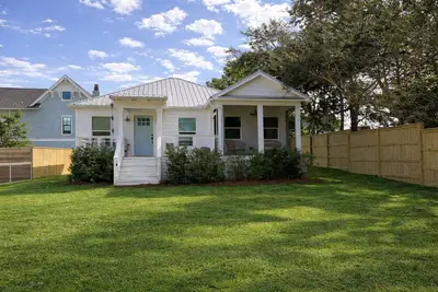 Image de 30a Cottage Escape | 5 min to beach | Cart & Bikes