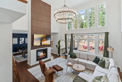 Image de Chic Forest Getaway with HotTub, Sauna, Pool Table, Games