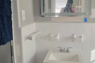 Image de Serene vintage 3b/2ba  home with Ac. Medical professions Md, Np, Rn are welcome.