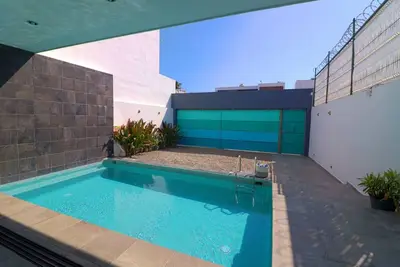 Image de With Private Pool, A Few Blocks from Downtown H.