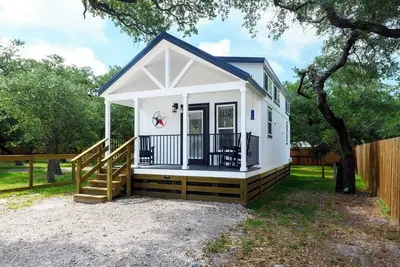 Image de The serene Rattle Trap Cottage Tiny House with fence