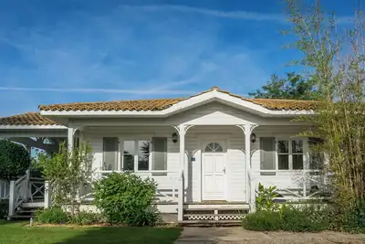 Image de Detached villa set in a lovely Mediterranean garden with pool.