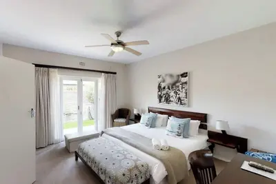 Image de Marvelous 6-bedroom bed & breakfast in welcoming Kleinmond