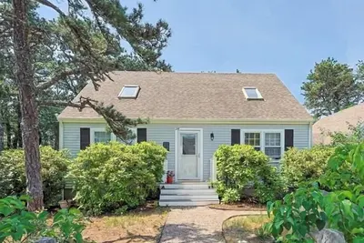Image de Brand New Listng! 3bd Reverse Design--A/C, Deck, Outdoor Shower, Walk to Wellfleet Center & Mayo Beach