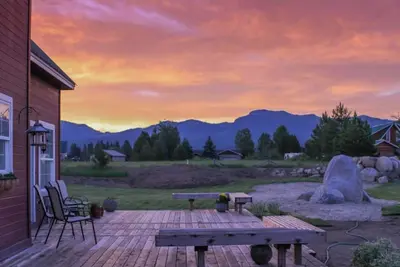 Image de Secluded Country Home Deck & Mountain Views