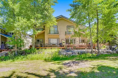 Image de McCall Home with Hot Tub Golf Course Views