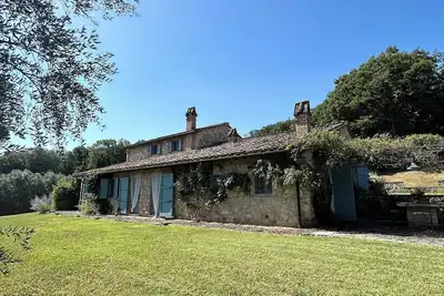 Image de Stone farmhouse nestled in the Umbrian countryside
