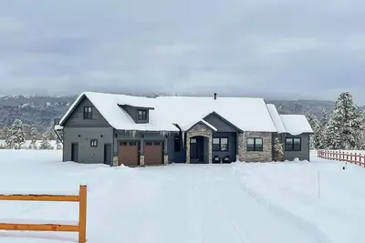 Image de Modern Retreat with Hot Tub Walk to Lake