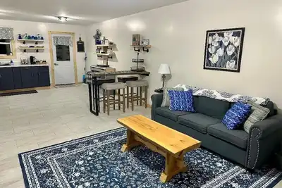 Image de Whitsendsport  unit 4  1 bedroom & queen pull out  couch on  50 acres Smithfield