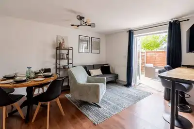 Image de 3 Br Home For 6 | Oxford w/Parking