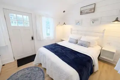Image de Private Coastal Bungalow, Peaceful Stay, Walk to the Beach, Dining & Shops!