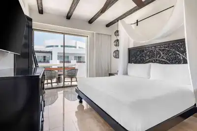 Image de Spacious 2br Pool View Retreat – Tri-Level Infinity Pool & Luxury Spa