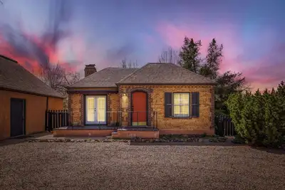 Image de Charming 1942 Brick Cottage, Pet-Free, A/C, Relaxing Yard, 10 min. to Red Rocks