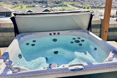 Image de “New House\" Outdoor Hot tub & Fire Pit, \nWELCOME To Casa Loma