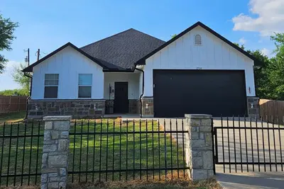 Image de Maggie's Place\n  A charming 3bedroom home with gated boat and watercraft parking