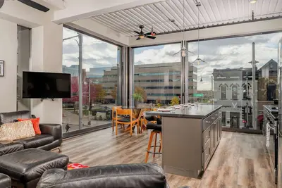 Image de Downtown Penthouse with City View & Free Parking