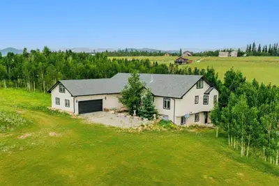 Image de Spacious Ski Chalet W Indoor Hotub, Views & Sep Private Suite!