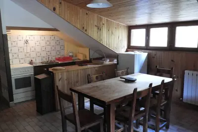 Image de gîte de montagne sous les toits face à la forêt
