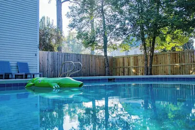 Image de Steps to Vsu Campus • Private Pool • Sleeps 10 • Magnolia Manor