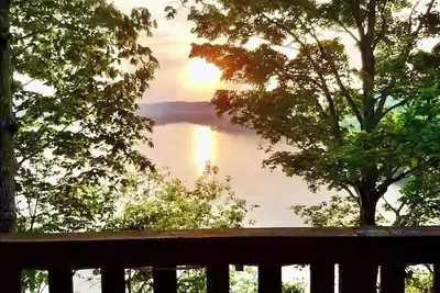 Image de Cozy 2-bedroom A frame house with stunning lake views in quaint Somerset