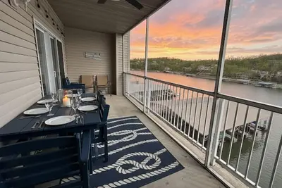 Image de Sunset Vibes Retreat – Lakefront 2br Condo w/ Pool, Pet Friendly, Near Ozarks Amphitheater