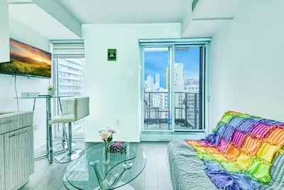 Image de Studio Suite - Queen Bed + Sofa Bed, Perfect for 4