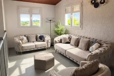 Image de Villa magnifique avec grande piscine et espace de vie très agréable.