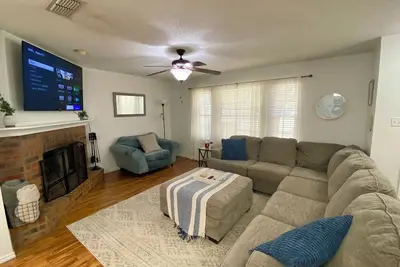 Image de Furnished 3br Near Umc and Covenant, All Utilities, King bed/65” Tv/Games & More