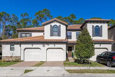 Image de Modern Disney Retreat with resort pool