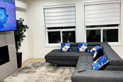 Image de Luxury 4br Home Bear Mountain | Victoria Sleeps 8+