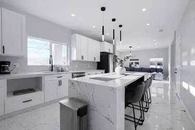 Image de 15 Min to Disneyland + New Modern 4br