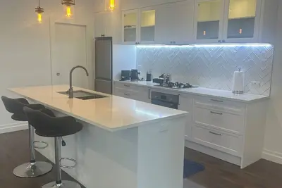 Image de Fabulous modern 3-bedroom house one block from the square.